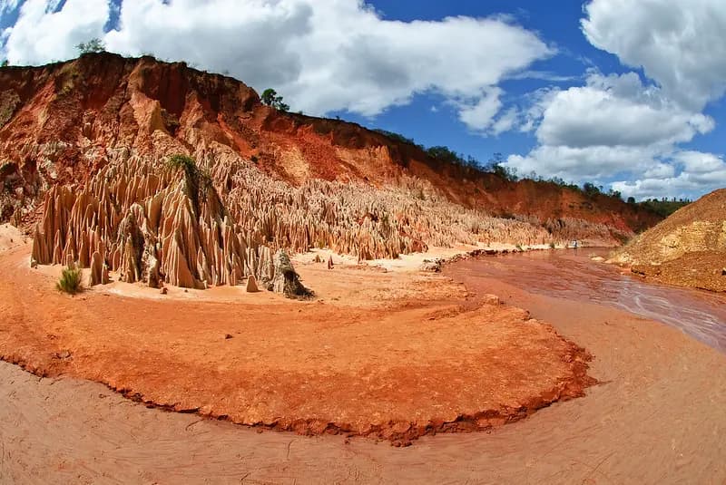 tsingy-rouge-un-lieu-extraordinaire-a-decouvrir-a-antsiranana